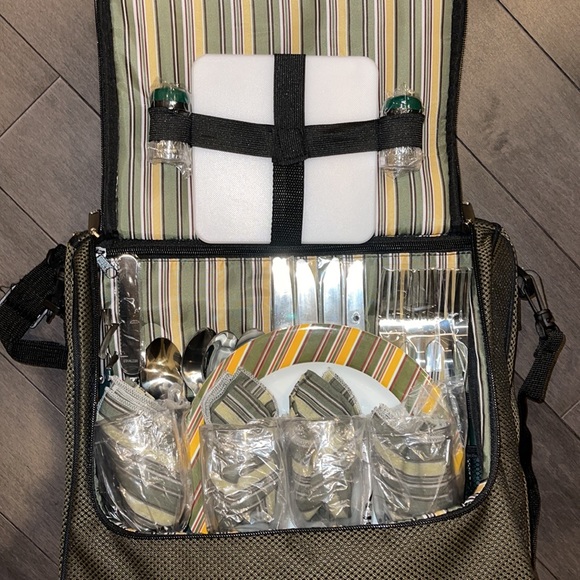 Stokes 28pc picnic bag for 4 - Picture 3 of 4